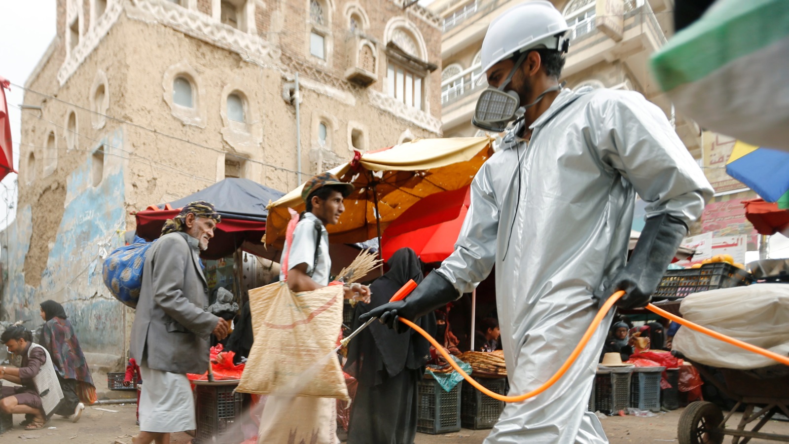 تعقيم سوق في صنعاء توقيا من فيروس كورونا (رويترز)