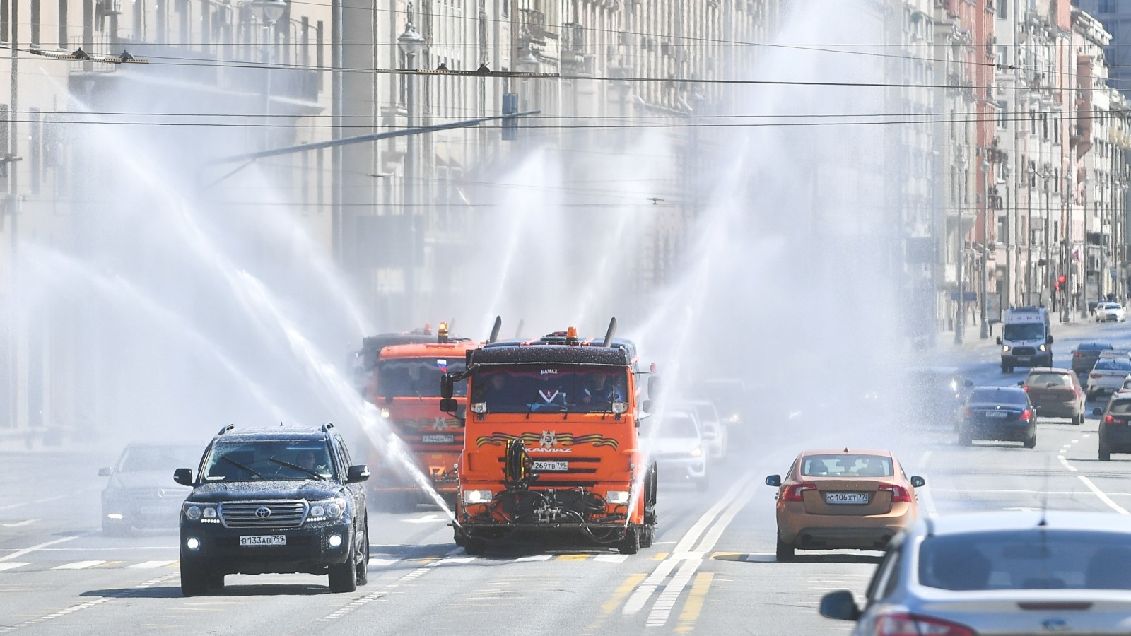 شاحنات تقوم بتعقيم شوارع العاصمة الروسية (رويترز)