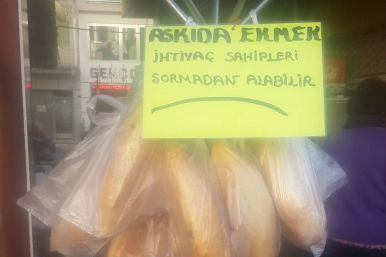 الخبز المعلق عادة التكافل العثمانية المستمرة حتى أزمة كورونا (مواقع التواصل)