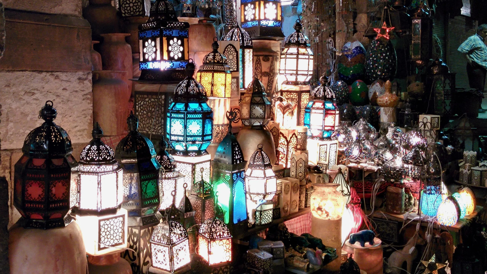  مع ازدهار الدولة العباسية تطورت صناعة القناديل والفوانيس المخصصة لإنارة المساجد وخاصة في رمضان وتعددت أشكالها (الجزيرة) 