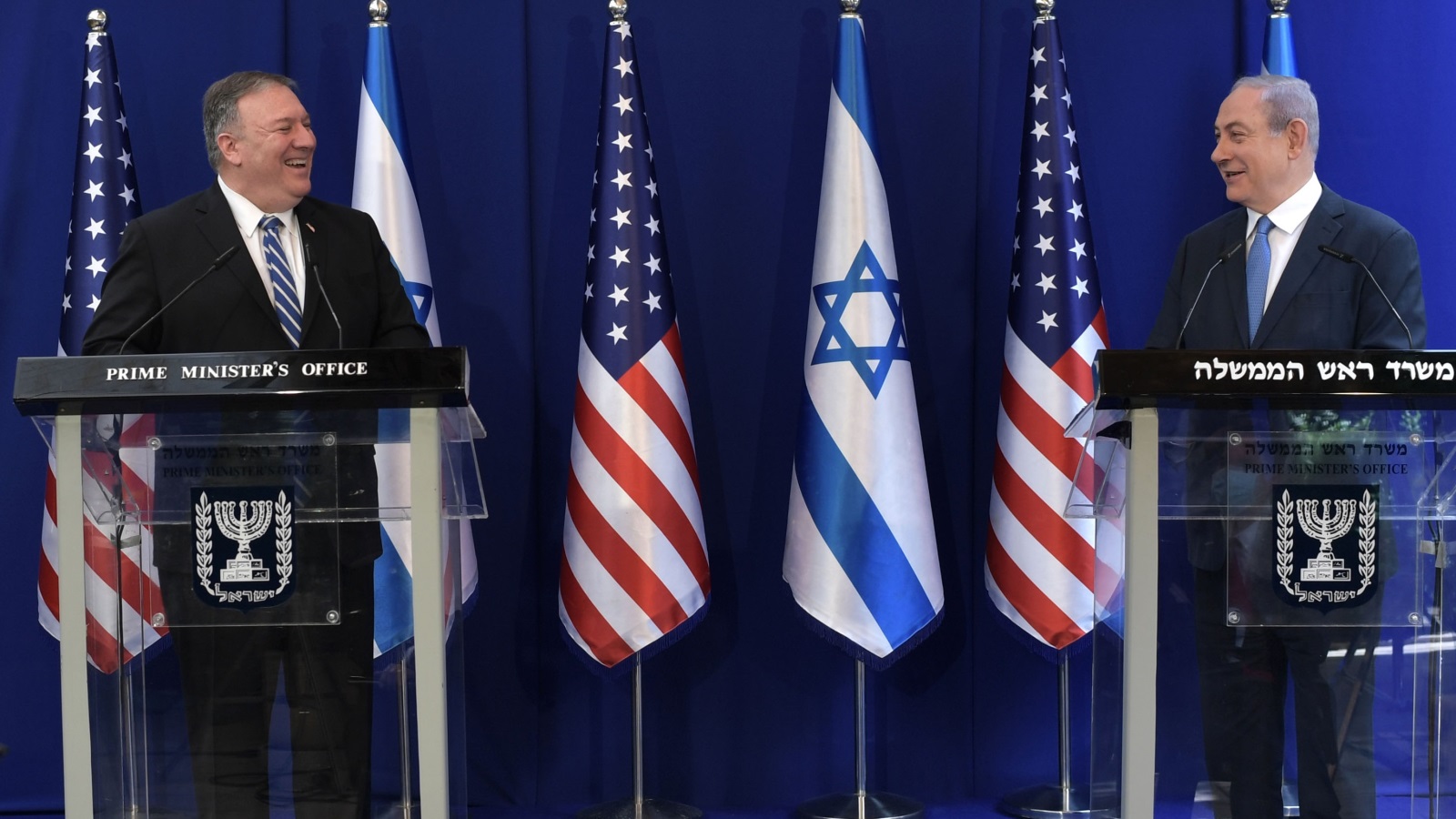 ‪بومبيو (يسار) زار إسرائيل الأربعاء لإجراء محادثات حول مخطط إسرائيل للضم‬ (غيتي)