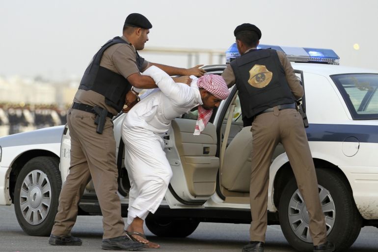 Members of the Saudi police force showcase their skills during their graduation ceremony at Public Security Training City in Mecca March 3, 2012. REUTERS/Hassan Ali (SAUDI ARABIA - Tags: CRIME LAW MILITARY)