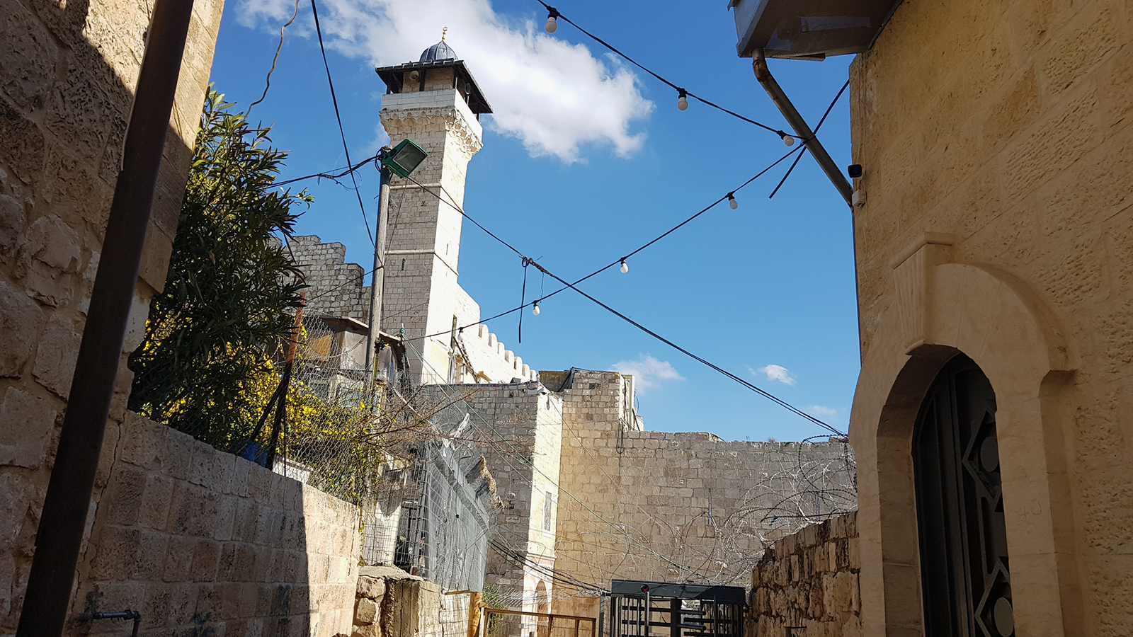 سلطات الاحتلال تسيطر على القسم الخلفي من المسجد الإبراهيمي منذ 1994 (الجزيرة نت)