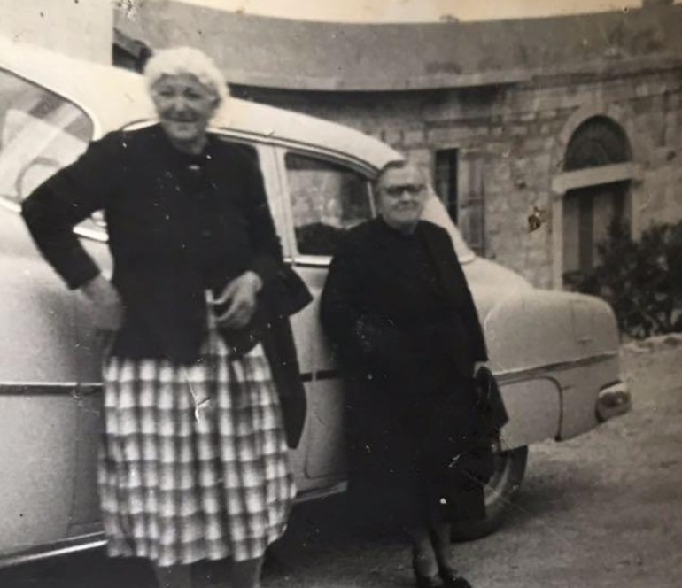سيارة الشفروليه موديل 1945 التي تعلمت عليها القيادة ماري بطرس الخوري وتبدو والدتها وجدتها في الصورة - من أرشيف بيار الضاهر