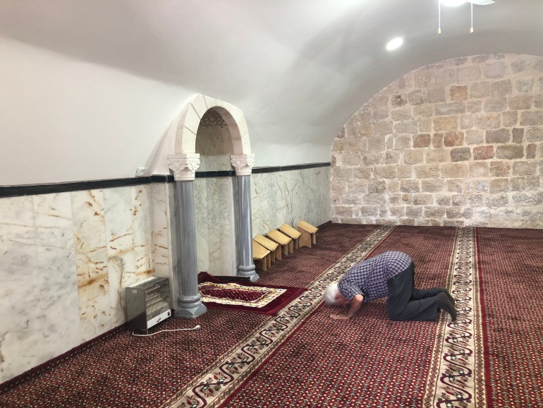 فلسطين-القدس-محمد أبو الهوى يصلي في مسجد الديسي يعد ترميمه-تصوير جمان أبوعرفة-الجزبرة نت (الجزيرة)