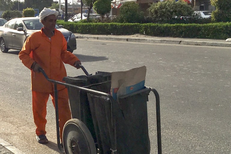 عمال النظافة يعملون بأياد عارية في عصر كورونا بمصر - الجزيرة نت