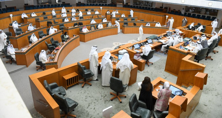 الإيقاف سيأتي عبر تشريع من البرلمان ومن شأنه توفير نحو 3.25 مليار دولار في السنة المالية الحالية وحدها (مجلس الأمة الكويتي)