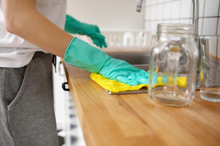 بتنظيف وتعقيم المنزل لحماية الأسرة من كافة الجراثيم والفيروسات