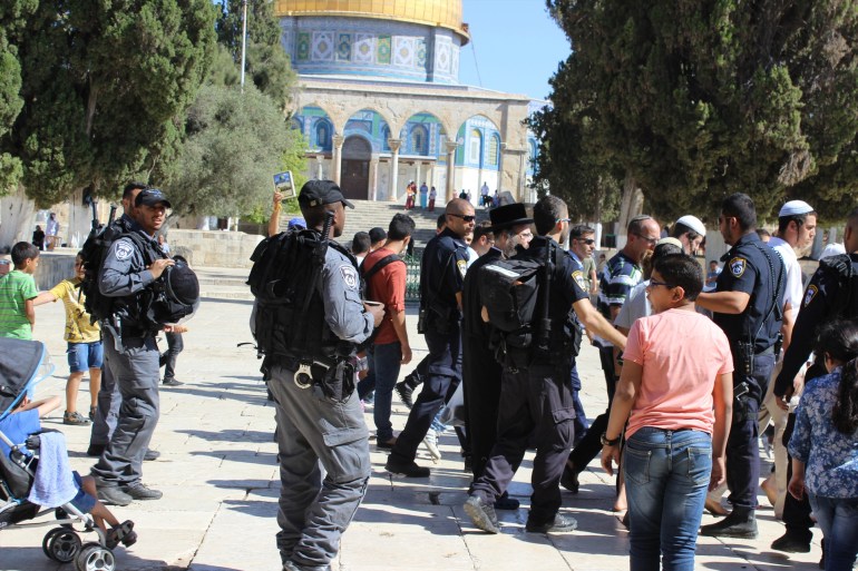 المسجد الأقصى المبارك ، مجموعة من المستوطنين يتجولون في ساحات الأقصى بحماية الشرطة الإسرائيلية(صورة أرشيفية للجزيرة نت)⁩.JPG