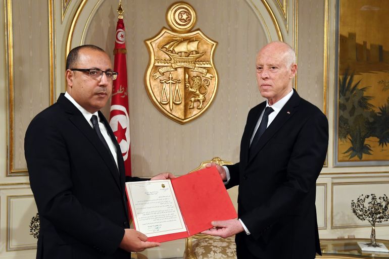 الرئيس التونسي قيس سعيد (يمين) يكلف وزير الداخلية هشام المشيشي بتشكيل الحكومة