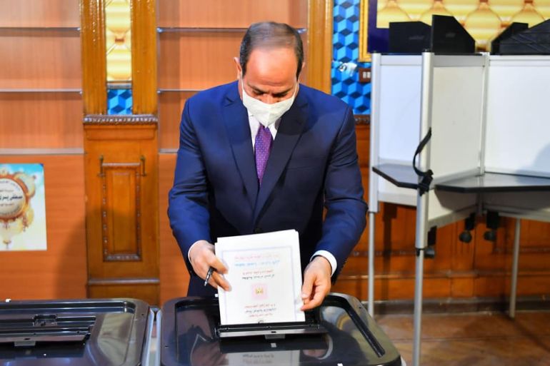 السيسي يدلي بصوته في انتخابات مجلس الشيوخ 2020