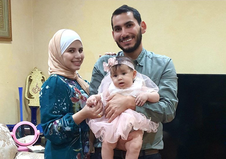 رضا الرفاعي وزوجته وطفلتهما -العيد في الغربة قطر (الجزيرة)