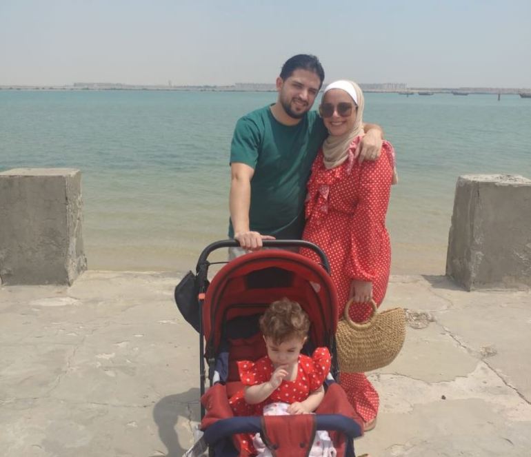 رنيم زهير أبوغوش وزوجها وطفلتهما -العيد في الغربة (الجزيرة) قطر
