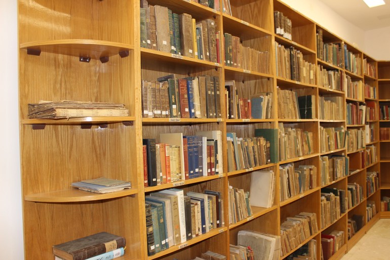 11-مجموعة من الكتب المكتوبة بلغات أجنبية تضمها المكتبة الخالدية(الجزيرة نت)