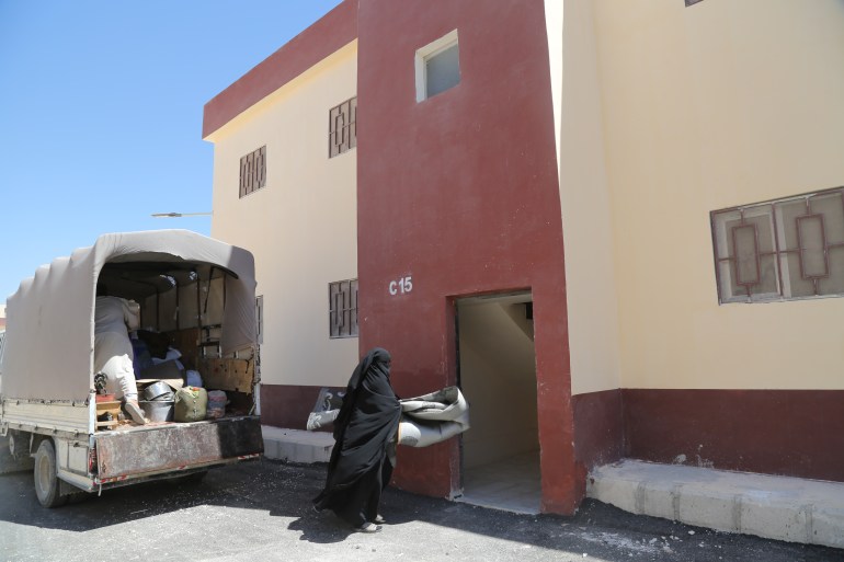 ام محمود و عائلتها تنقل حاجياتها إلى منزلها الجديد