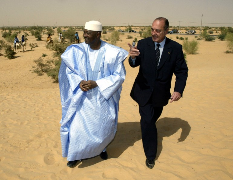 FRENCH PRESIDENT JACQUES CHIRAC AND MALI PRESIDENT AMADOU TOUMANI WALK IN THE DESERT IN TOMBOUCTOU.