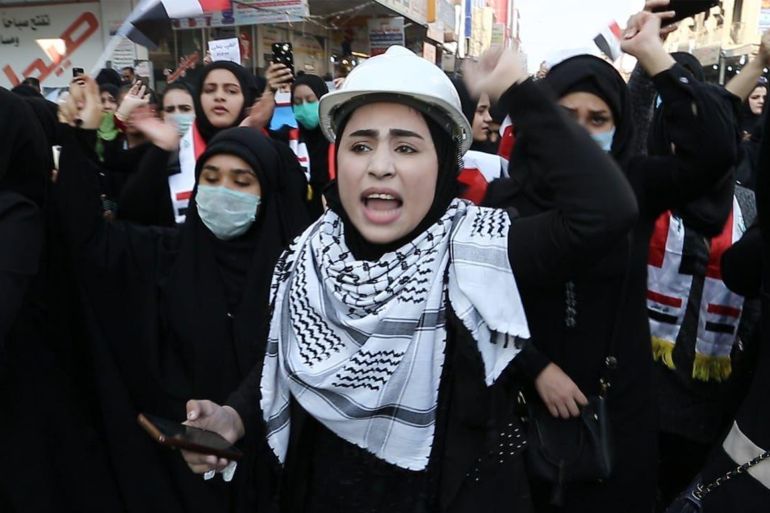 لحظات من تظاهرات نساء الناصرية (الجزيرة)
