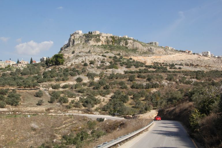 الشق الشرقي من القرية يظهر جليا والشق الغربي كذلك اسفل القرية التي تتربع فوق الجرف الصخري-الضفة الغربية
