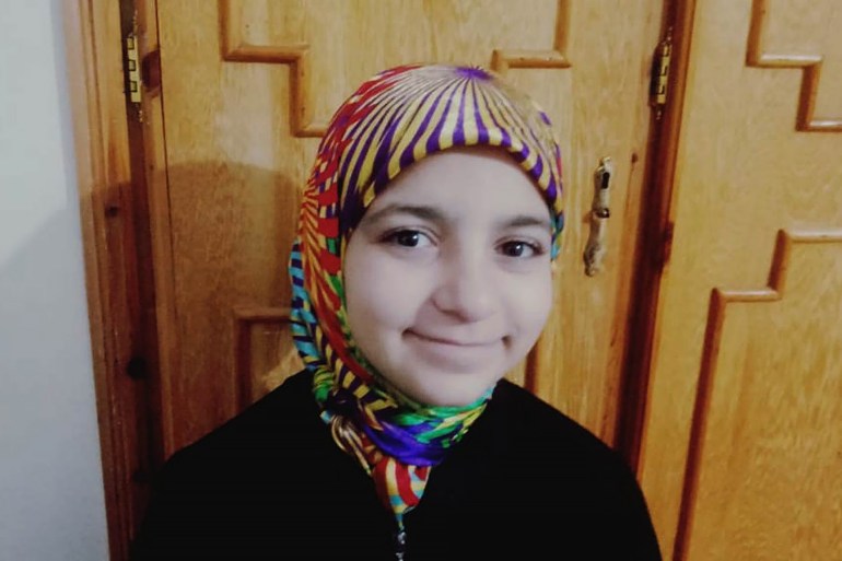 الطفلة سندس منبل التي منعت من دخول المدرسة بعد ارتداء الحجاب