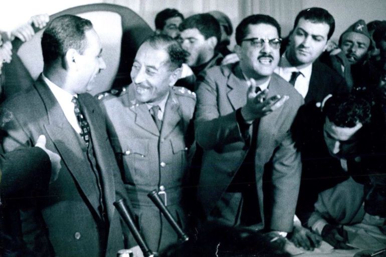 عارف (يسارا) في مؤتمر صحفي بعد إنقلاب شباط 1963 - مواقع التواصل
