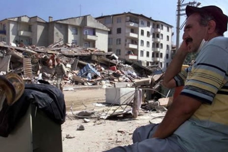تركيا- صورة قديمة للمنكوبين في بلدة غولجوك مركز زلزال ازميت المدمر الذي ضرب حوض مرمرة عام 1999 - مصدر الصورة موقع تلفزيون NTV التركي
