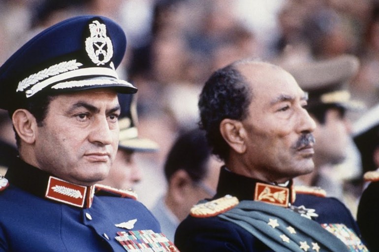 صورة السادات في العرض العسكري قبل مقتله في 6 أكتوبر 1981