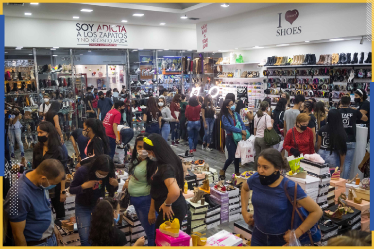 epa08832217 People visit a shoes store in a shopping center during the Black Friday sale amid the Coronavirus pandemic, in Caracas, Venezuela, 20 November 2020. EPA-EFE/MIGUEL GUTIERREZ