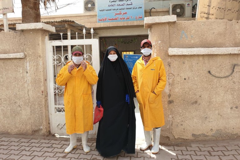 السيدة فاطمة البهادلي وهي تشارك في حملات التعقيم والتعفير في مناطق مدينة البصرة ضد فيروس كورونا.. مصدر الصورة-مزودة