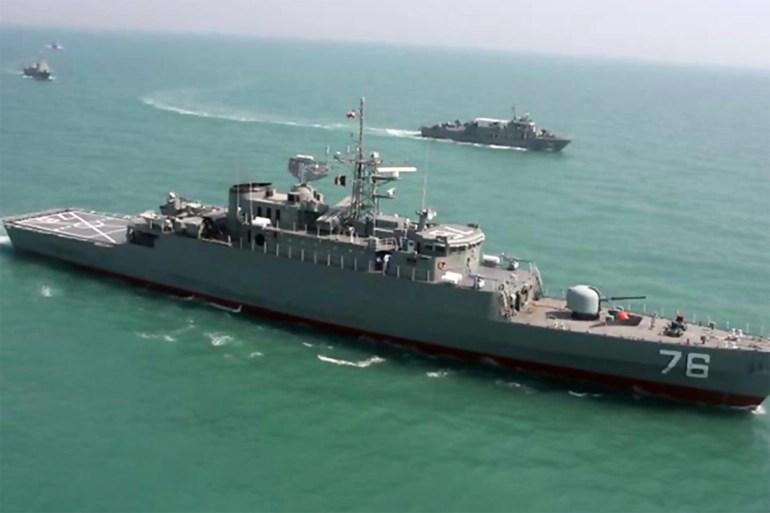 قطع من البحرية الإيرانية في المياه الدولية قرب الخليج (الصحافة الإيرانية)