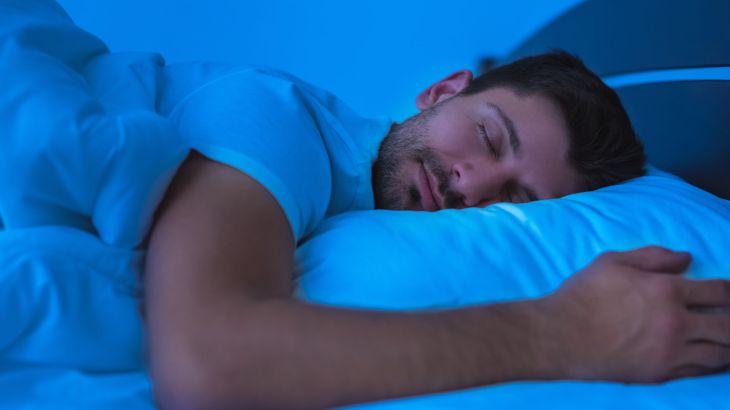 التأثير على جودة النوم قد يسبب الضوء الأزرق اضطرابات في النوم. وحسب موقع "هيلث لاين"