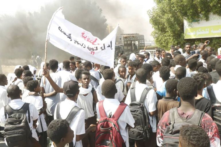 طلاب أمام أمانة الحكومة ببورتسودان
