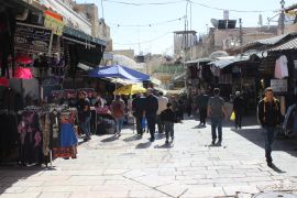 كثير من عمال شرقي القدس تمت إقالتهم أو أُجبروا على إجازات غير مدفوعة (الجزيرة)