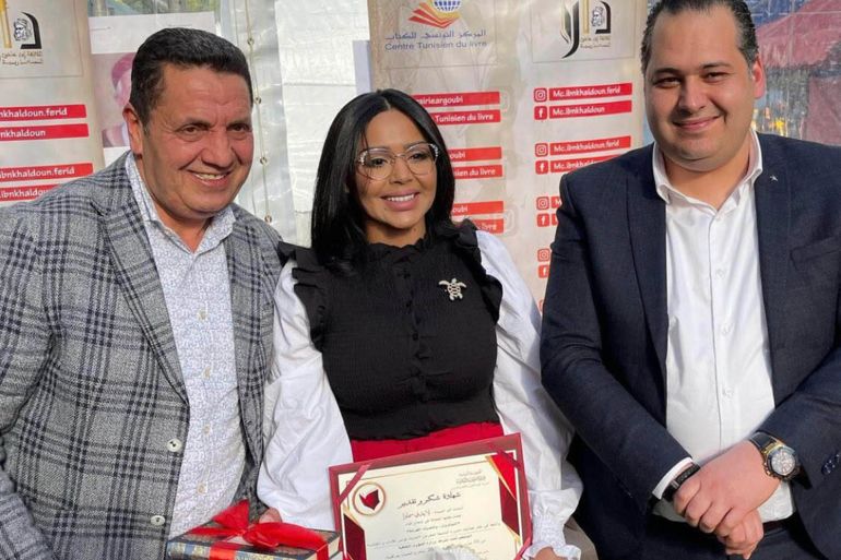 تكريم الفاشينيستا التونسية في تظاهرة للكتاب أثارت جدلا واسعا تواصل اجتماعي
