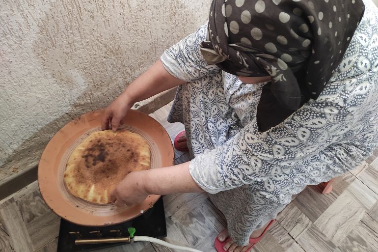 تحتهد عواوش في تحضير 50 خبزة تقليدية يوميا خلال شهر رمضان