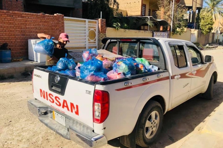 عراقي يجهز سيارته لتوزيع المواد الغذائية على العوائل خلال رمضان (الجزيرة نت)
