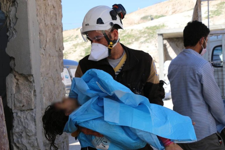 سوريا – إدلب – ينشد أهالي ضحايا القصف الكيماوي في سوريا محاسبة النظام على جرائمه – (مواقع التواصل)