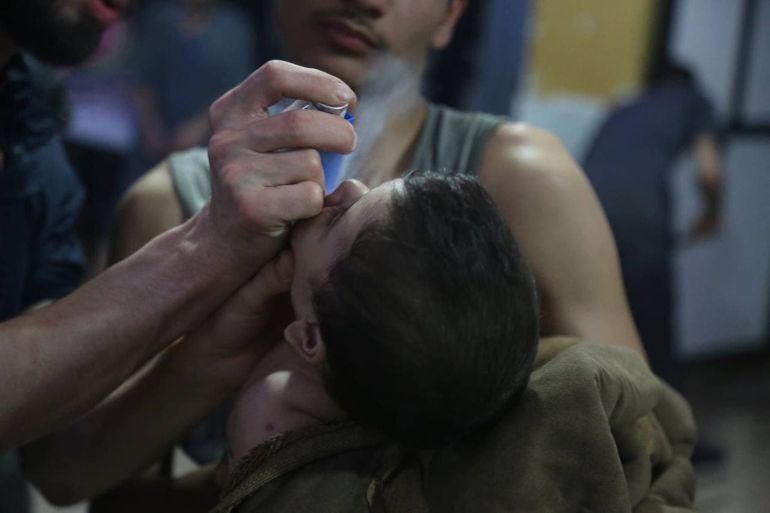 سوريا – إدلب – فقد المئات من السوريين حياتهم بالغازات السامة التي أطلقها النظام معظمهم من الأطفال والنساء (مواقع التواصل)