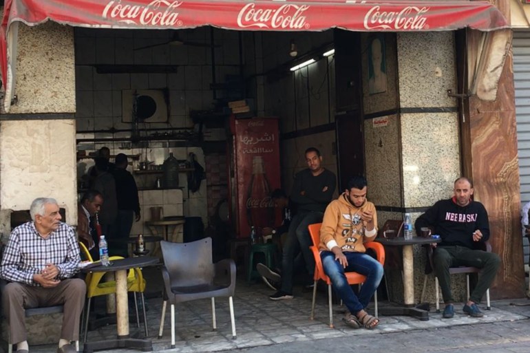 المقاهي وسيلة تكتسب خصوصية عند المصريين في رمضان رغم كورونالا - الجزيرة (2)