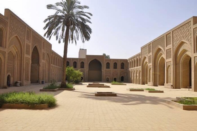 المستنصرية في بغداد وهي من المدارس التي بنيت في نهايات العصر العباسي
