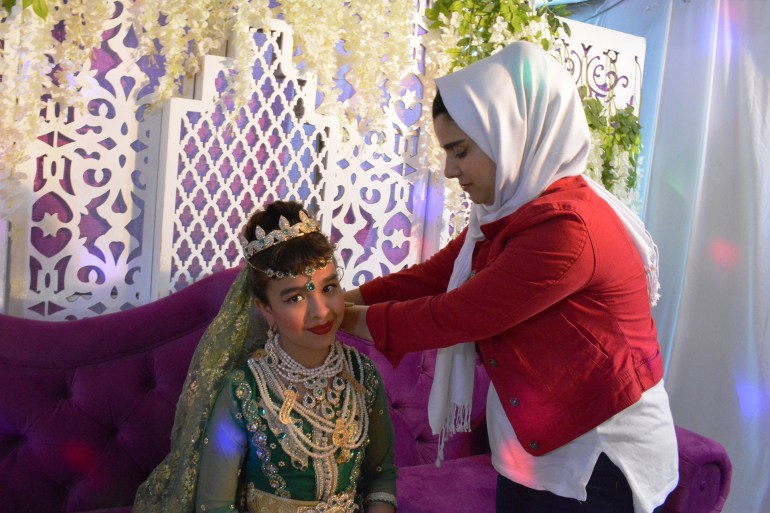 سناء القويطي/ الرباط/ طفلة تلبس لباسا تقليديا وتضع تاجا ومجوهرات خلال الاحتفال بصيامها الأول