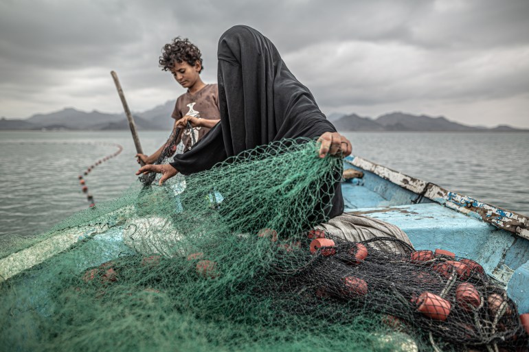 من اليمن ام وابنها يصيدون السمك/ الصورة للمصور الارجنتيني بابلو توسكو