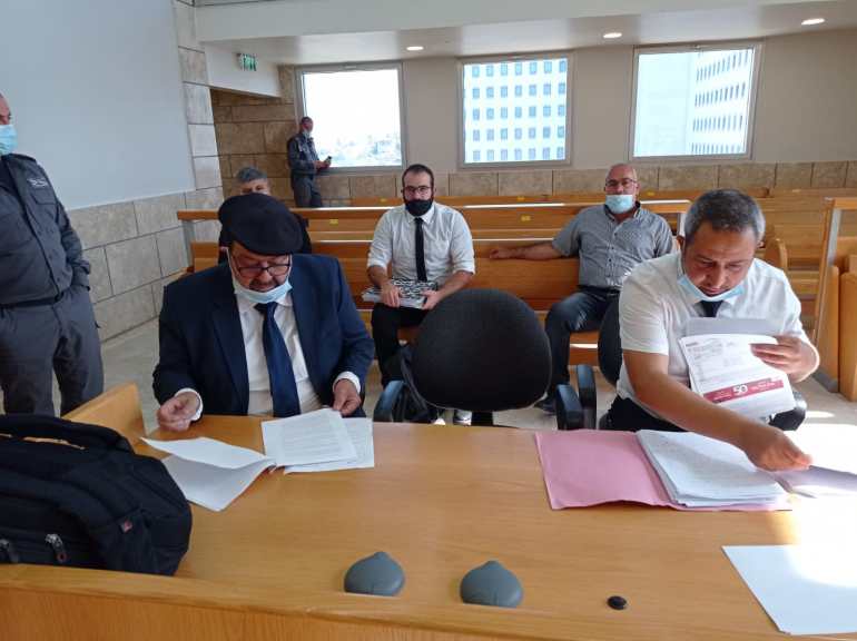 طاقم الدفاع عن الشيخ خطيب بقاعة المحكمة بالناصرة يعاين لائحة الاتهام.