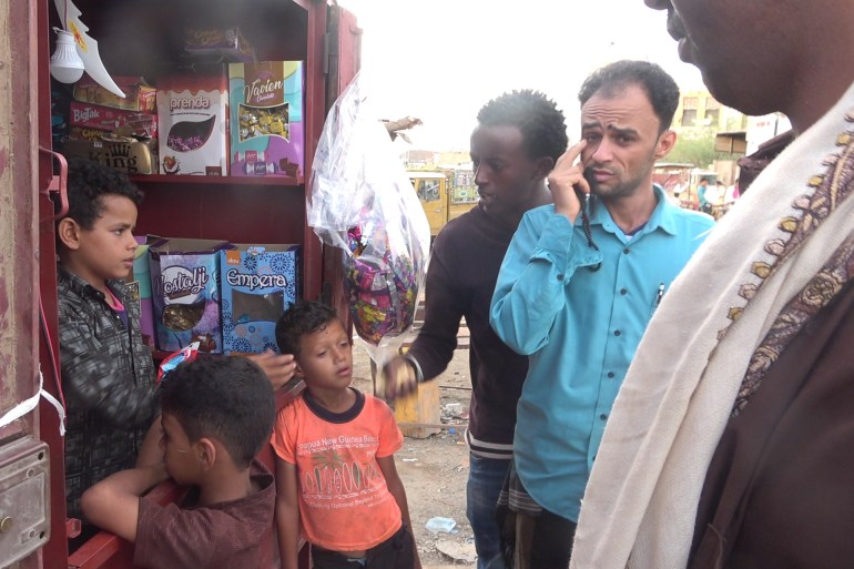 اليمن :طفل في العاشرة يفتح محلا لهدايا العيد لإعالة أسرته