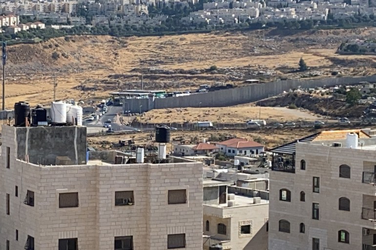 صورة الحاجز العسكري المقام على أراصي حزما عام 1990 والجدار المقام حوله عام 2004 والذي عزلها عن مدينة القدس