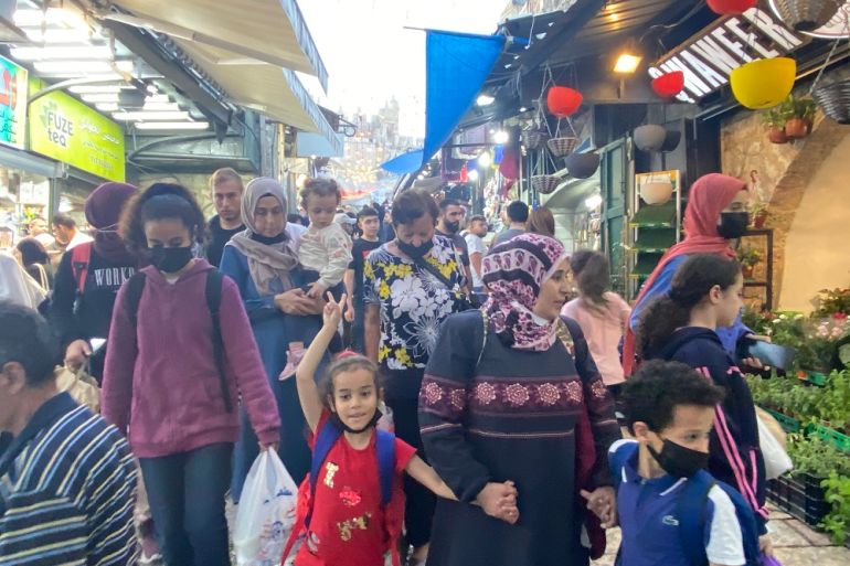 عائلات فلسطينية تتوافد للتسوق بالقدس والصلاة بالأقصى.