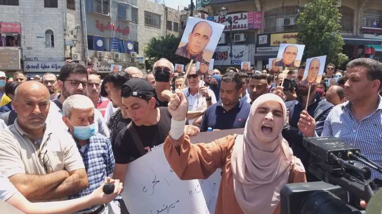 اصابات في قمع أجهزة السلطة مسيرة حاشدة طالبت برحيل الرئيس عباس على خلفية اغتيال نزار بنات