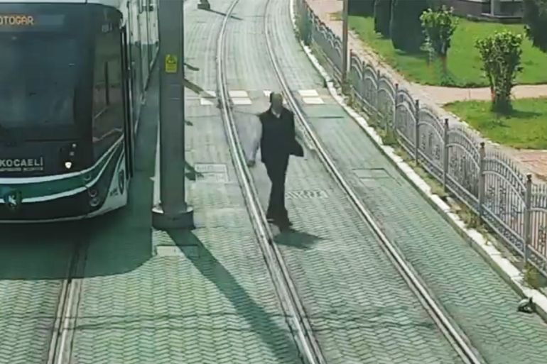 تركيا فيديو وصور سائق يوقف القطار لمساعدة سلحفاة علقت في الطريق.