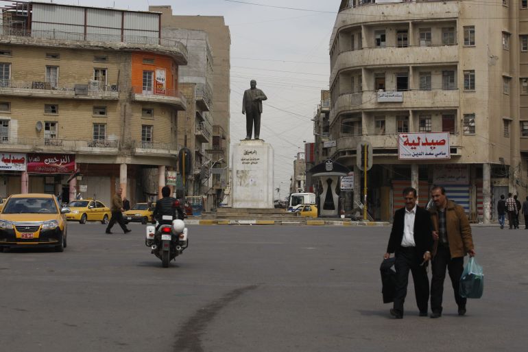 ساحة الشهداء وتمثال الرصافي في شارع الرشيد بعدسة وموافقة المصور هادي مزبان