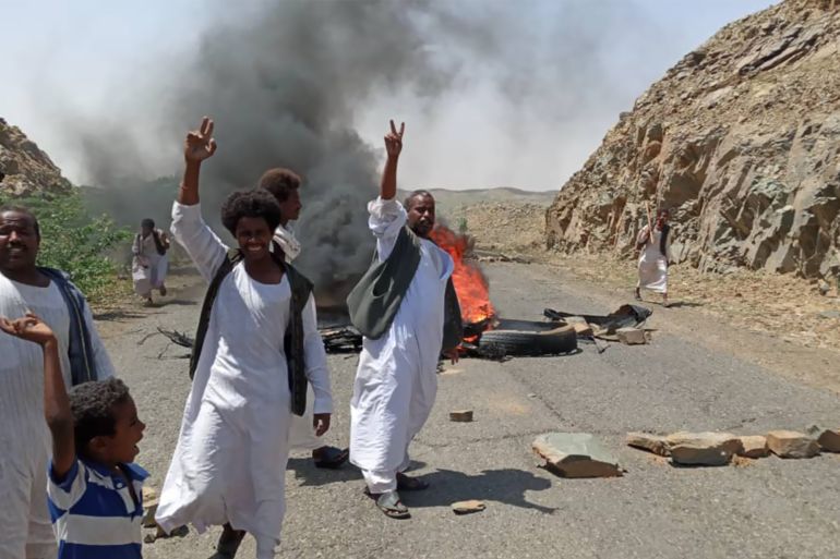 محتجون يغلقون الطريق القومي بين الخرطوم وبورتسودان