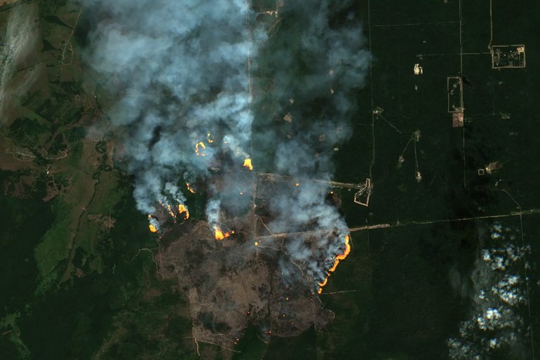 صور للأقمار الصناعية تظهر اقتراب حرائق الغابات من الموقع النووي الروسي (وكالة سند)
